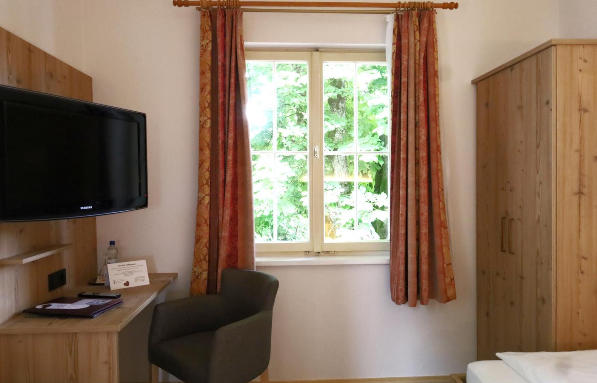 Hotel Gasthof Zur Post Wolfegg Bagian luar foto