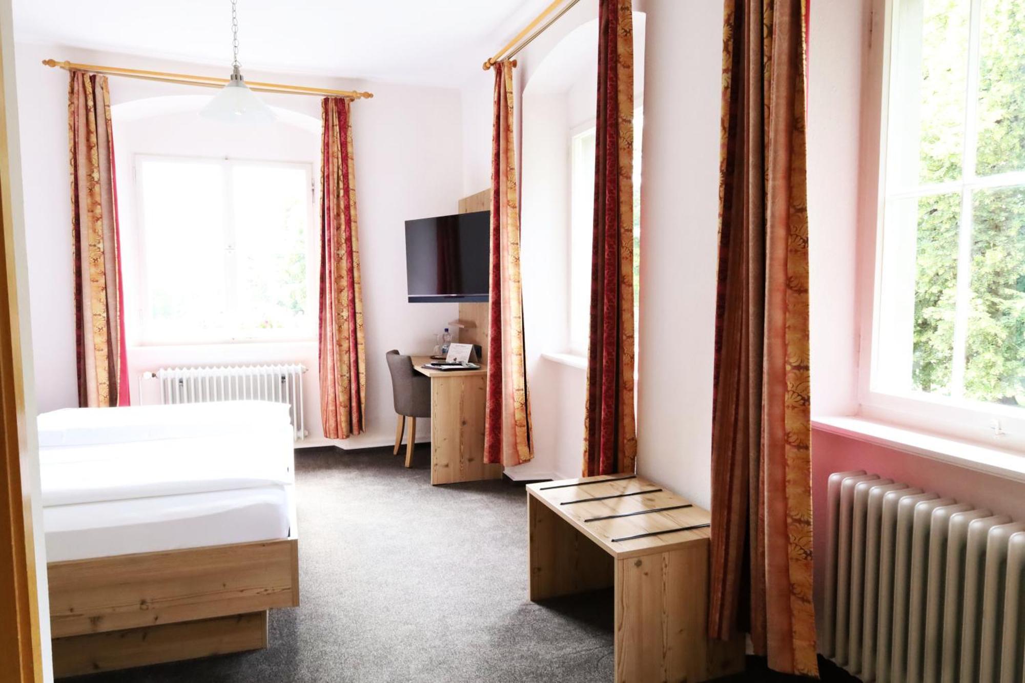 Hotel Gasthof Zur Post Wolfegg Bagian luar foto